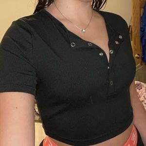 BLACK CROPPED BUTTON UP